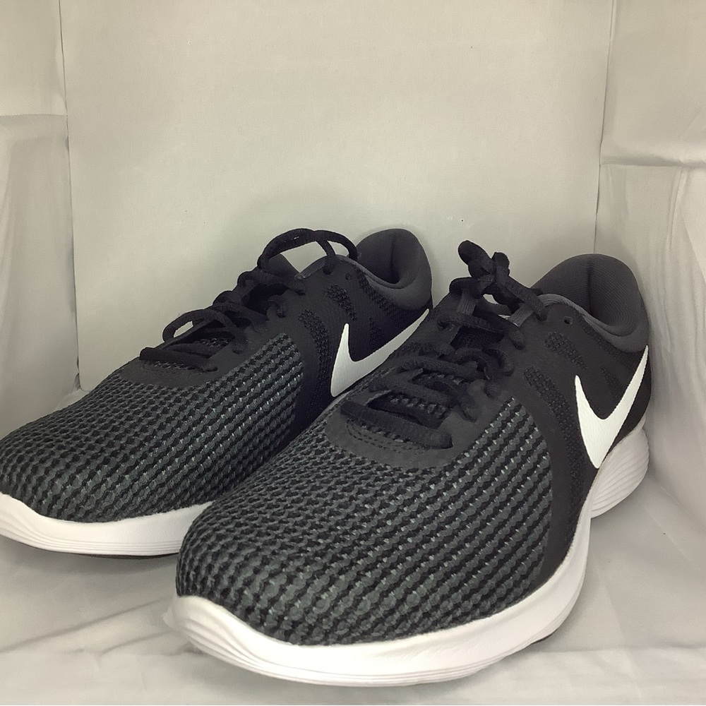 Nike Revolution 4